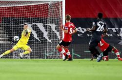 英雄联盟总决赛-包含曼联客场逼平阿斯顿维拉，捉住抢分机会的词条