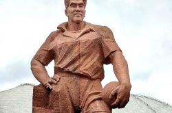 英雄联盟总决赛-佛山长龙客场不敌梅州客家，降级形势严峻的简单介绍