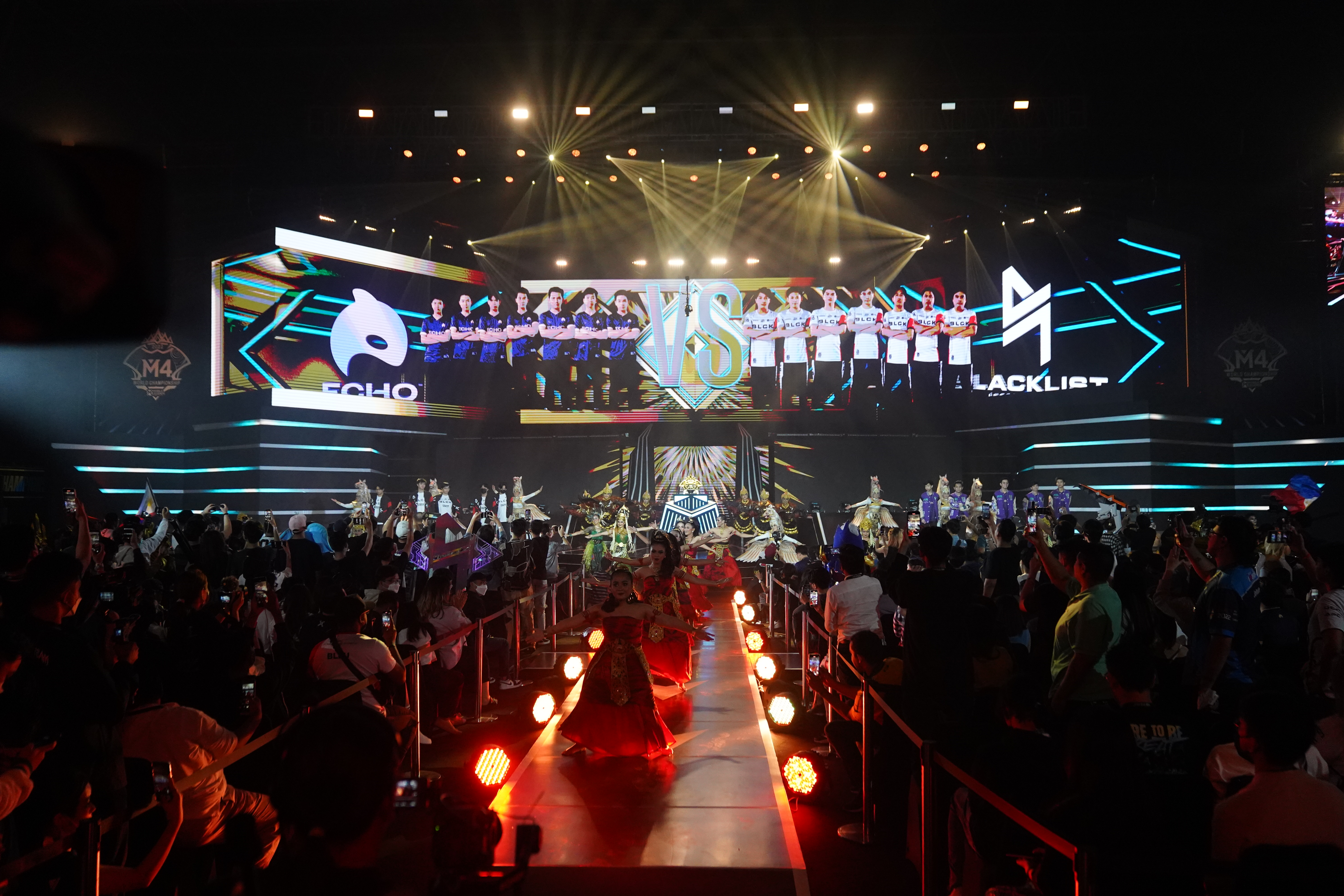 球队齐聚赛场,展现团队精神争夺胜利 球队齐聚赛场,展现团队精神争夺胜利