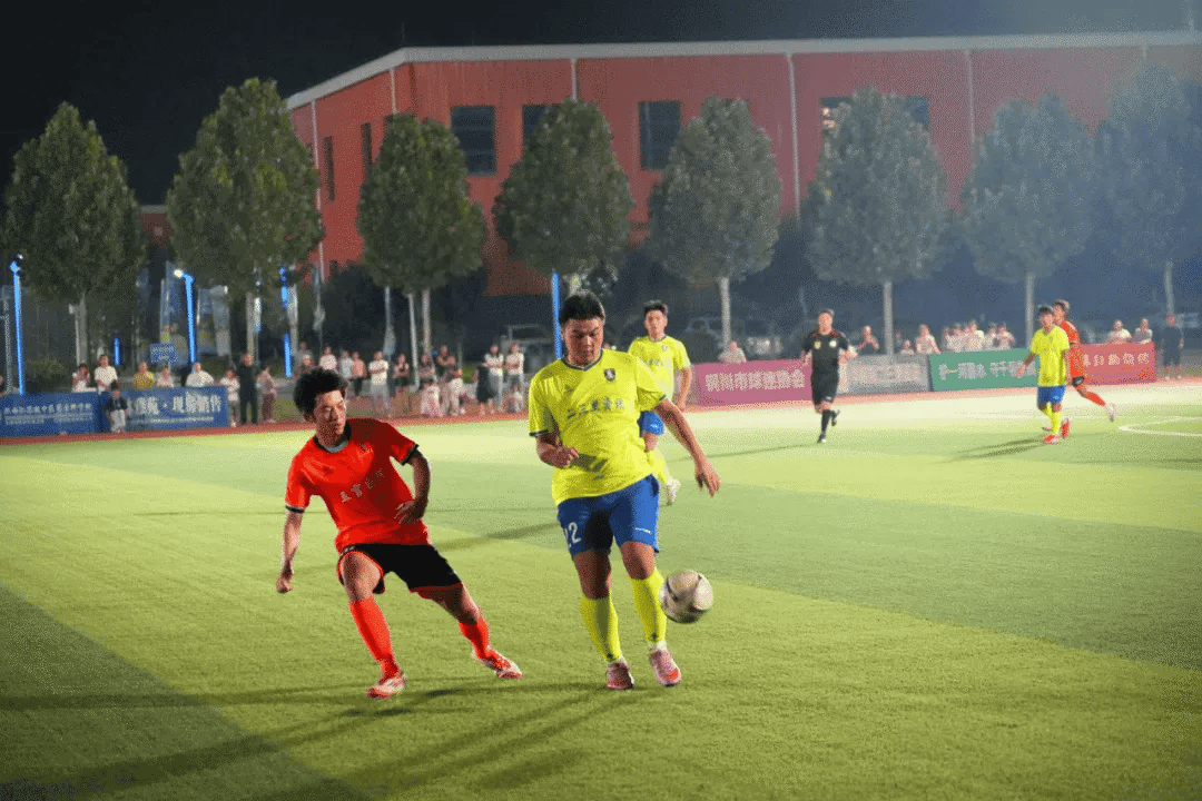 球队齐聚赛场,展现团队精神争夺胜利 球队齐聚赛场,展现团队精神争夺胜利