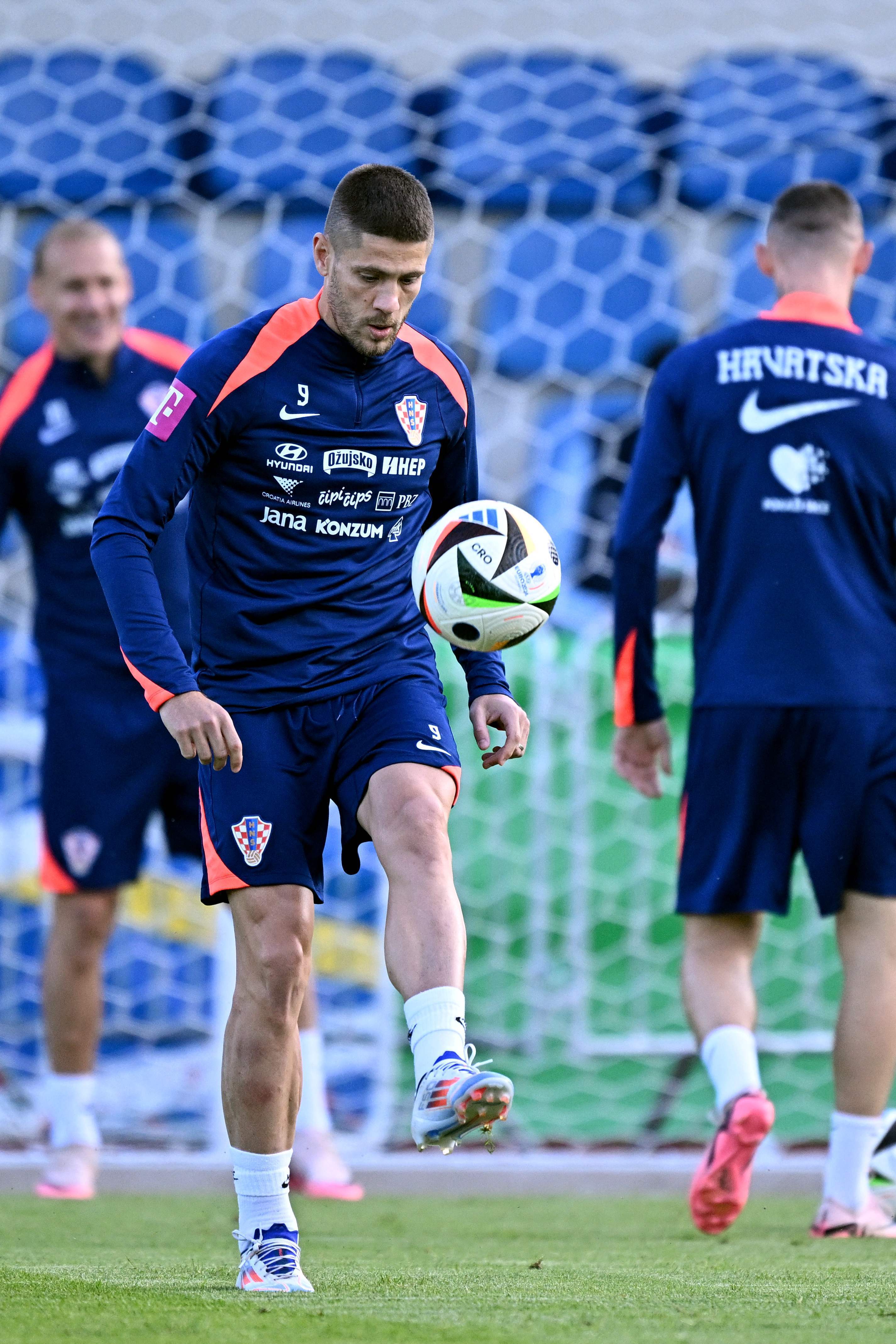 包含克罗地亚逆袭挺进欧洲杯预选赛决赛的词条 包含克罗地亚逆袭挺进欧洲杯预选赛决赛的词条