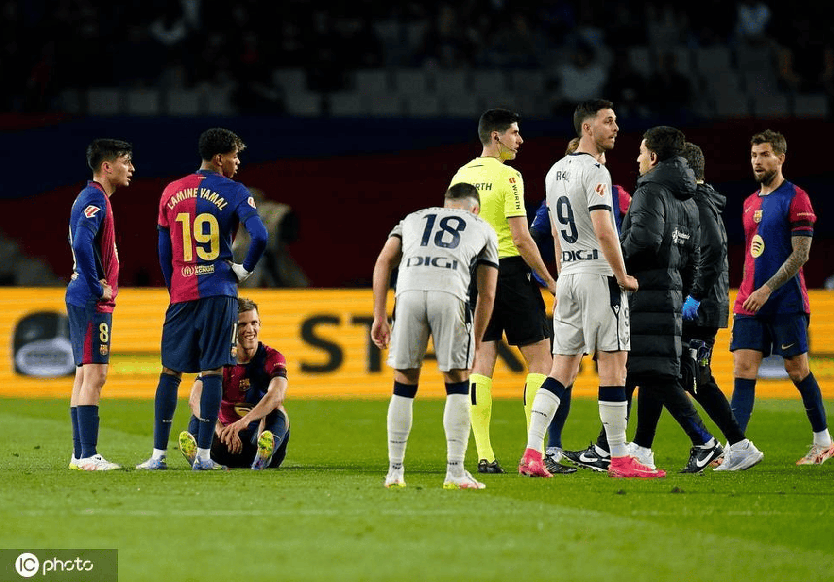 奥格斯堡后防不慎失误，球队丢球频繁的简单介绍