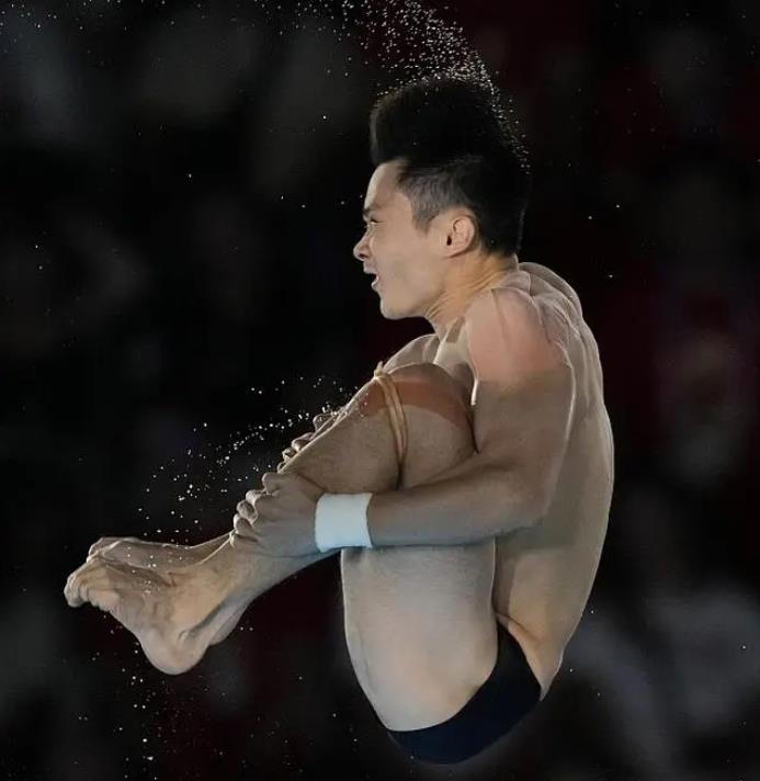 中国运动员李晨在男子跳水比赛中摘得金牌 中国运动员李晨在男子跳水比赛中摘得金牌