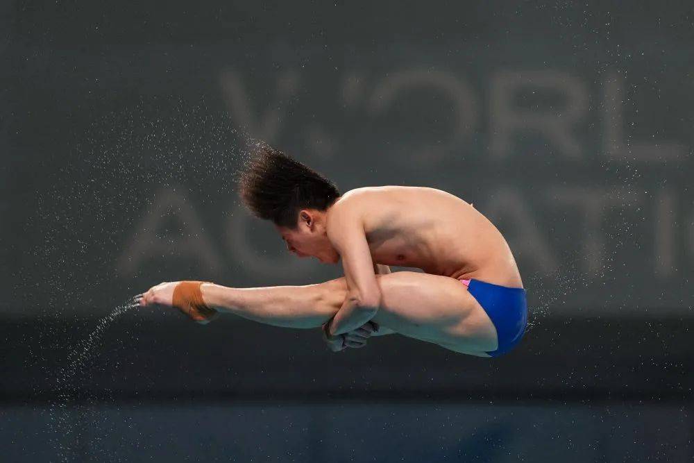 中国运动员李晨在男子跳水比赛中摘得金牌 中国运动员李晨在男子跳水比赛中摘得金牌