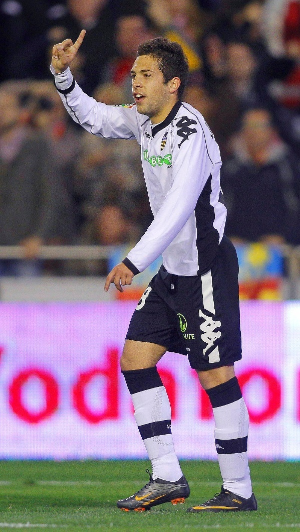 瓦伦西亚球员技术娴熟,连续过人突破至前场的简单介绍 瓦伦西亚球员技术娴熟,连续过人突破至前场的简单介绍