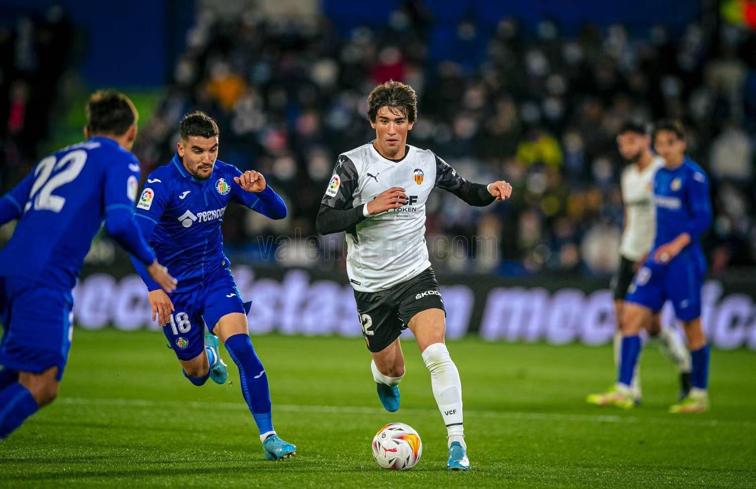 瓦伦西亚客场大败，保级危机蔓延