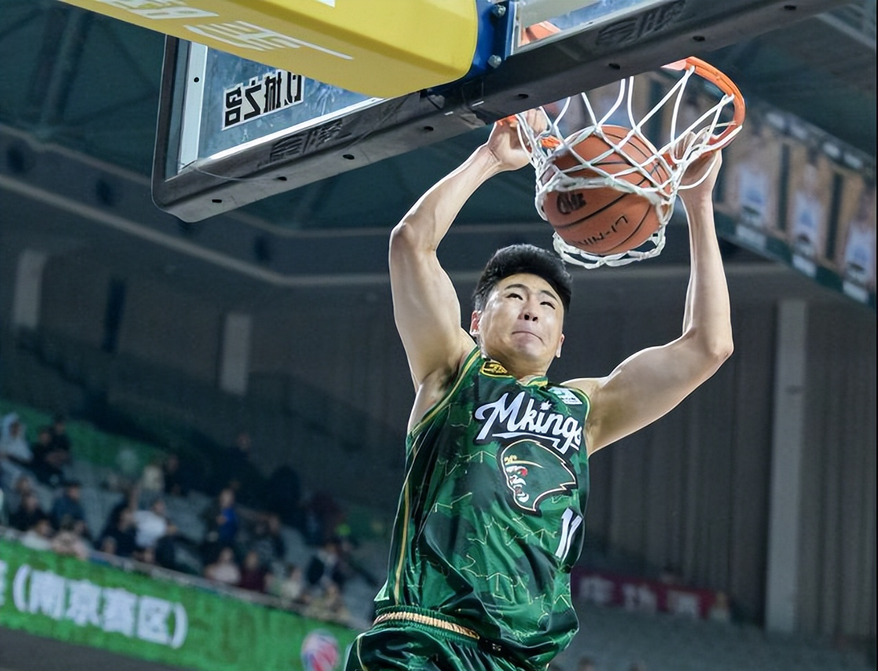 包含北京队鏖战爵士，乔治状态火热的词条