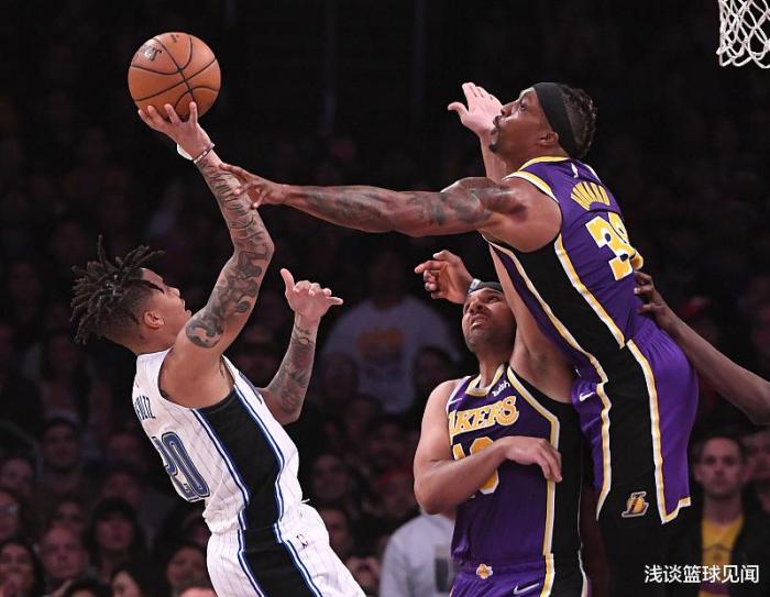 冠军杯对决中一支队伍全面压制对手