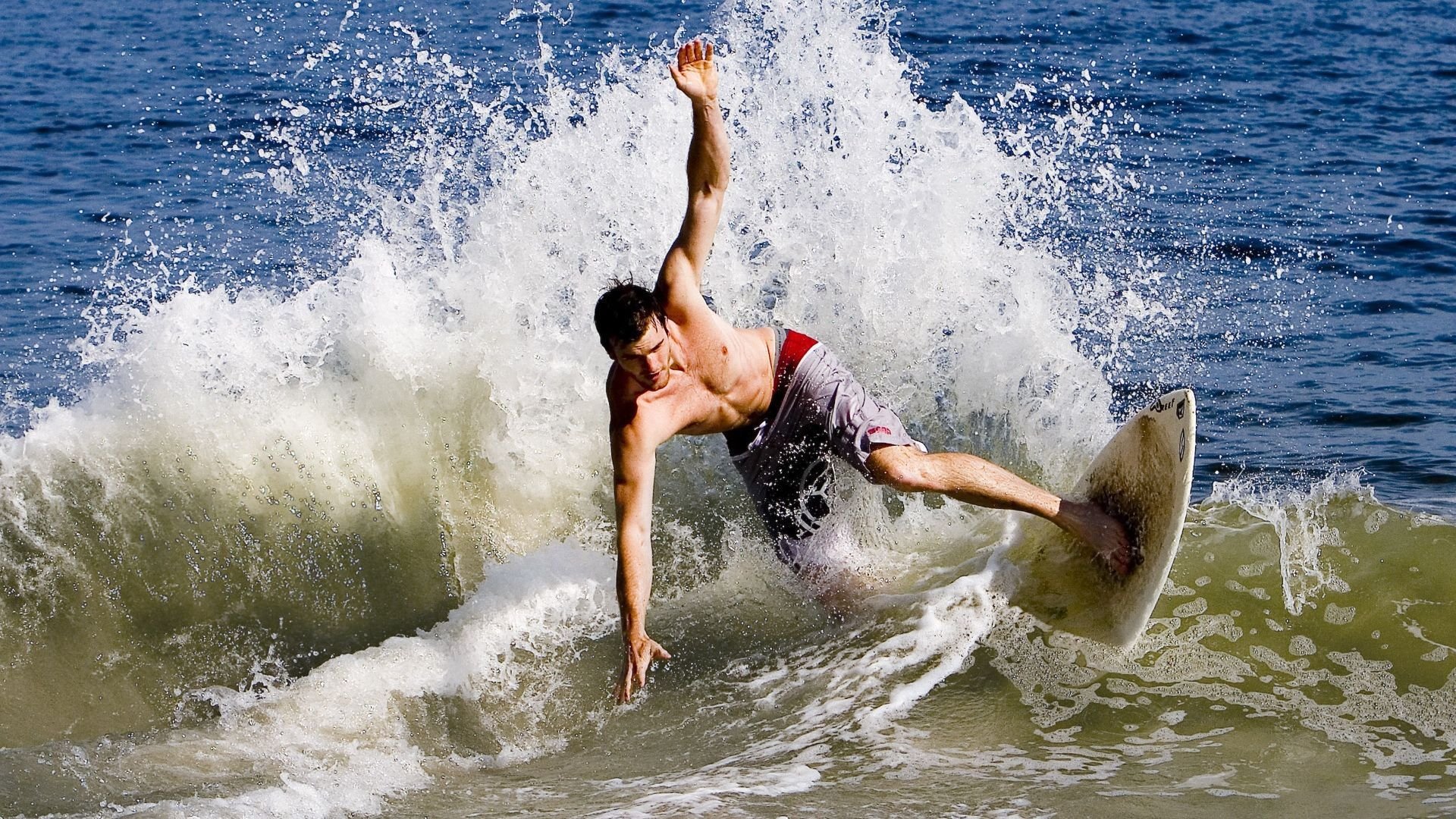 引擎的终场哨,当阿圭罗在F1赛道上踏平瑞士与巴拉圭