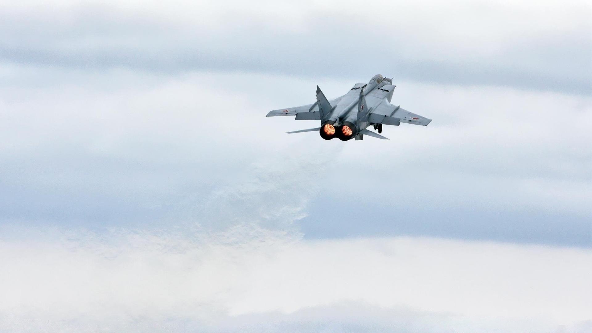 绿茵主宰！阿坎吉攻防统治全场，勒沃库森轻取塞维利亚